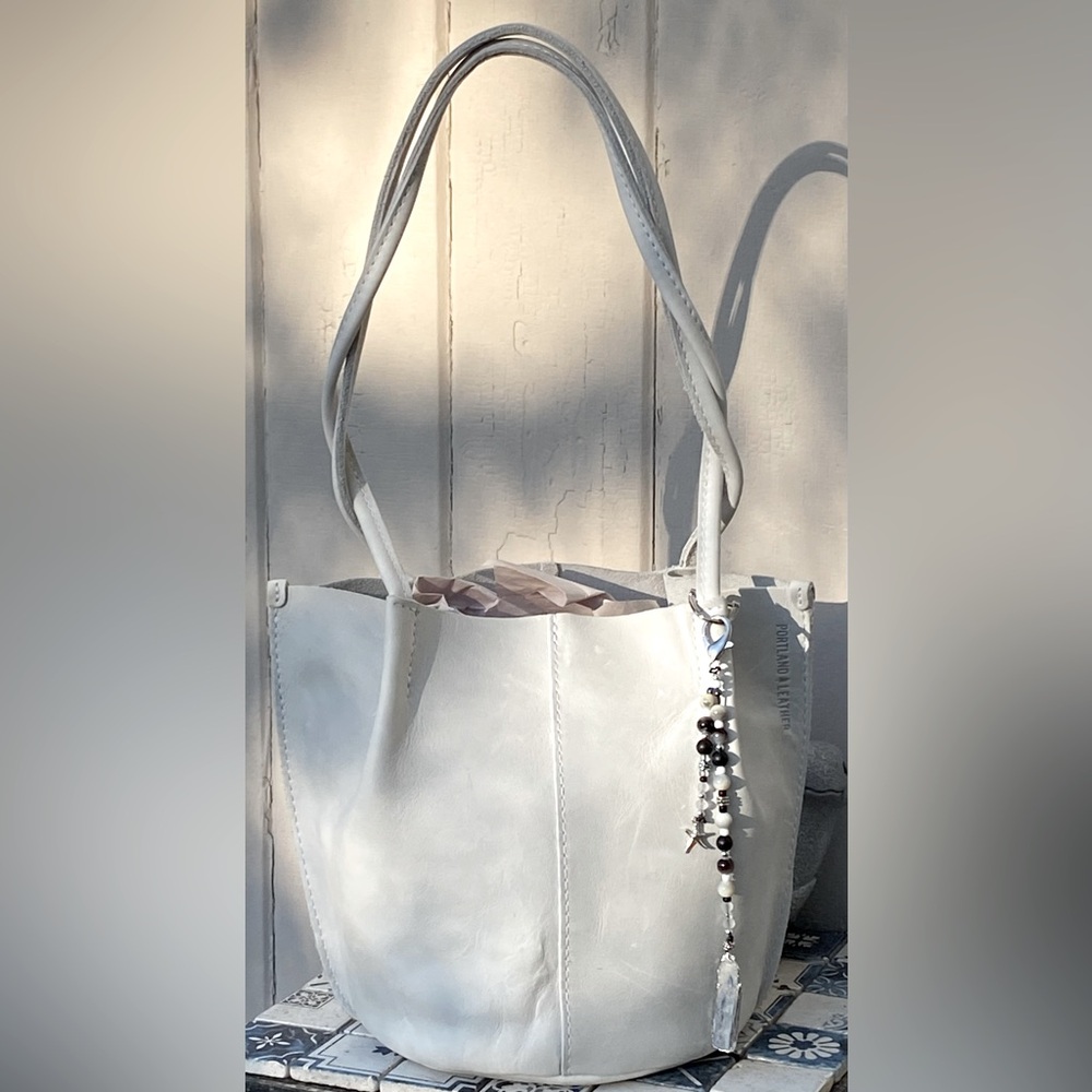 ❌SOLD❌  NWOT 🤍 Portland Leather Beluga Classic Devan Bucket Tote flair included!